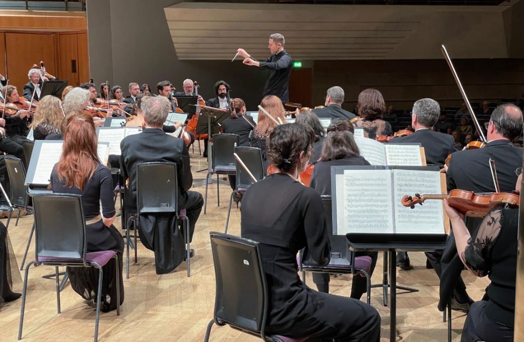 Roberto González-Monjas conducts the Belgian National Orchestra © Belgian National Orchestra