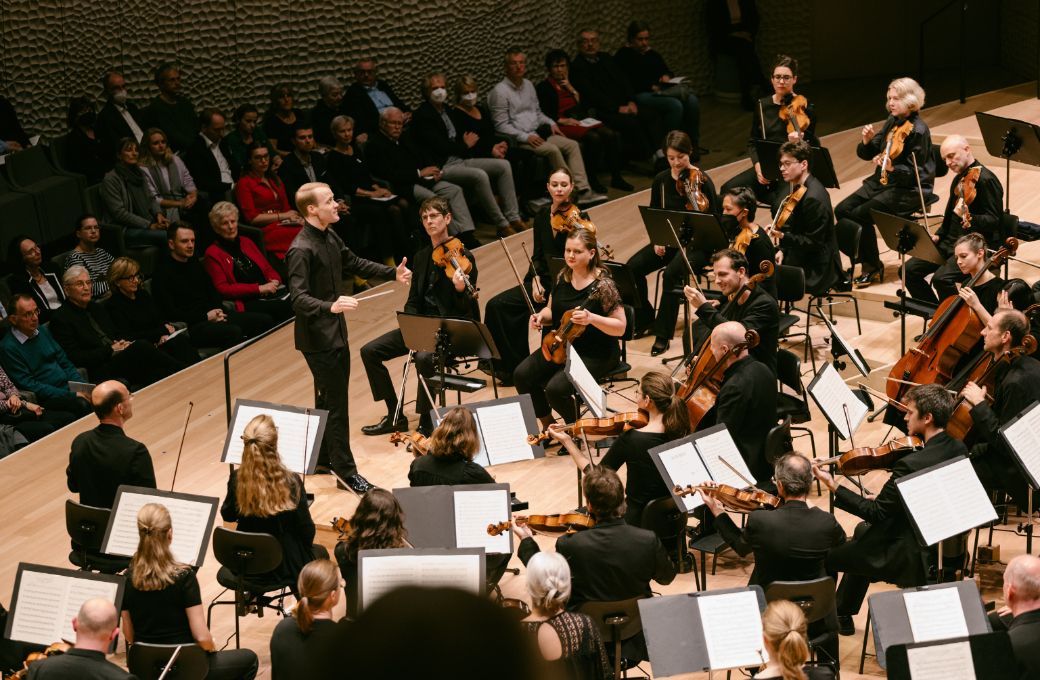 Christoph Koncz conducts the Mahler Chamber Orchestra &copy; Daniel Dittus