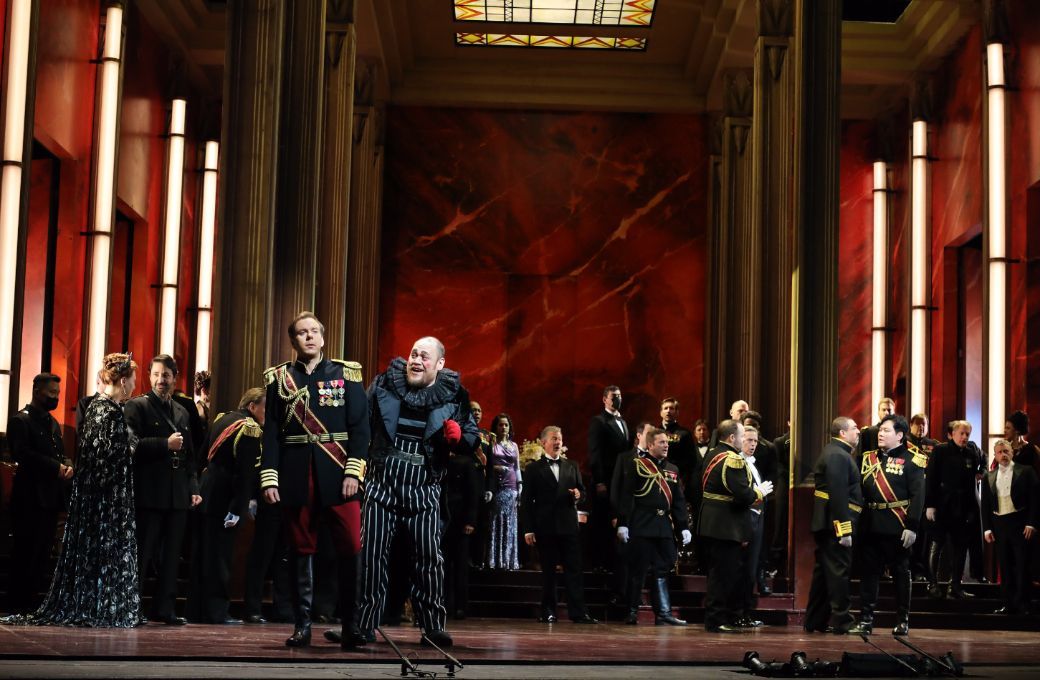 Benjamin Bernheim (Duke), Quinn Kelsey (Rigoletto) and chorus &copy; Curtis Brown | Met Opera