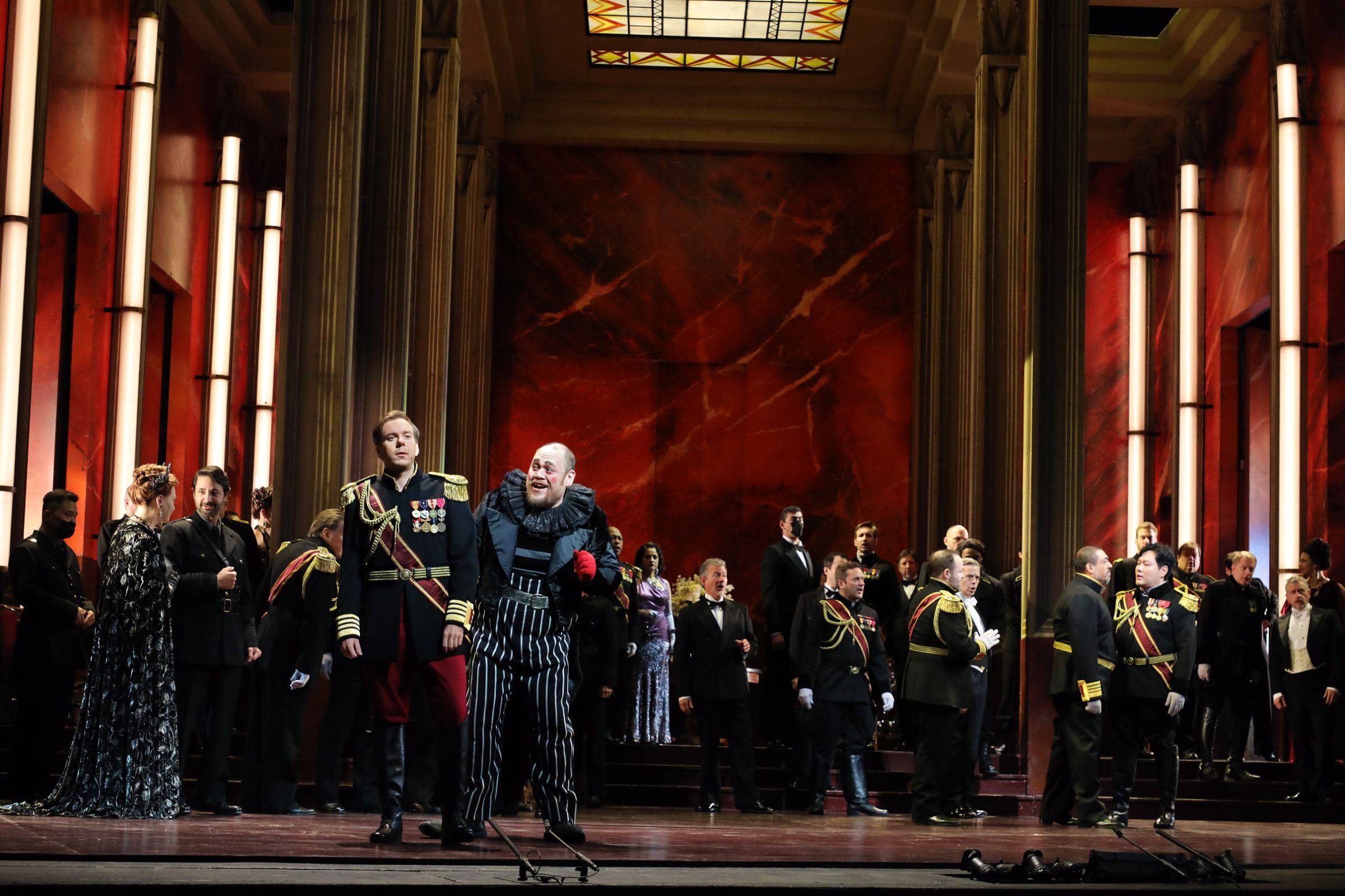 Benjamin Bernheim (Duke), Quinn Kelsey (Rigoletto) and chorus &copy; Curtis Brown | Met Opera