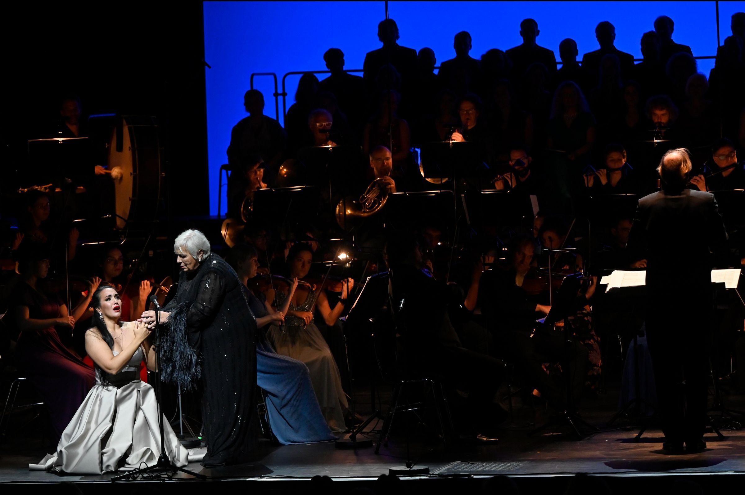 Carolina López Moreno (Santuzza) und Elisabetta Fiorillo (Mamma Lucia) &copy; Andrea Kremper