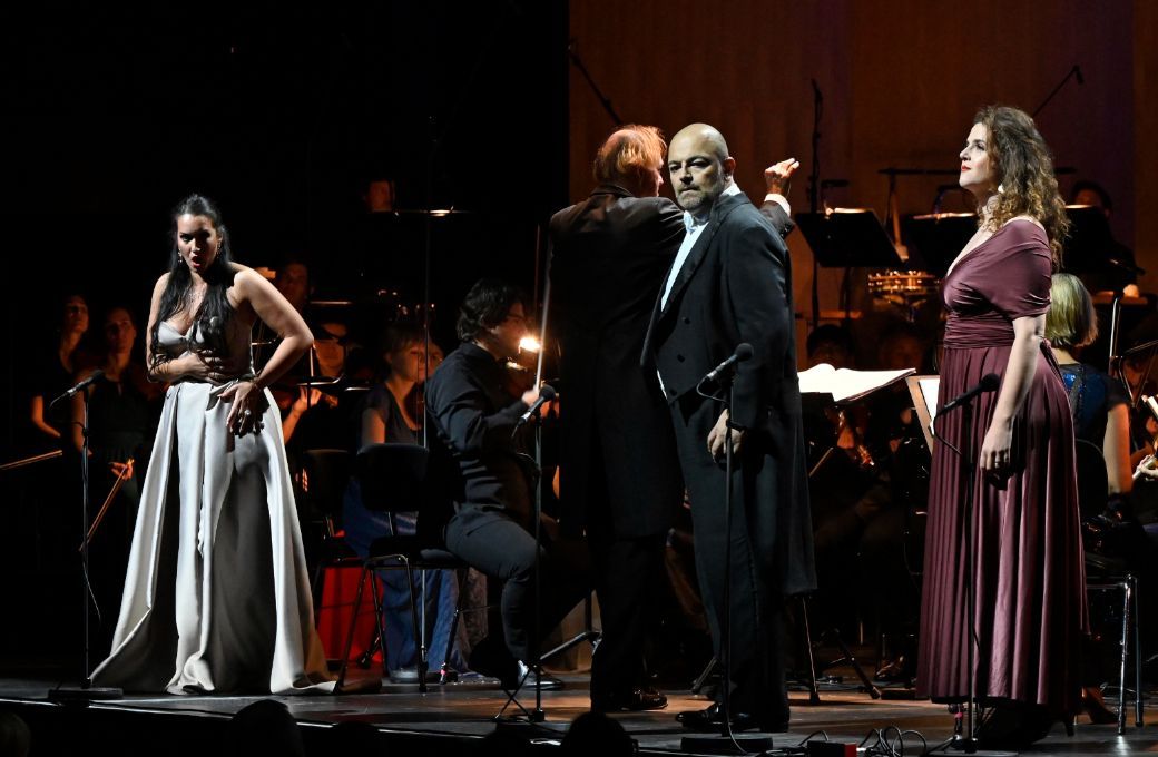 Carolina López Moreno (Santuzza), Giorgio Berrugi (Turiddu) und Eva Zaïcik (Lola) © Andrea Kremper