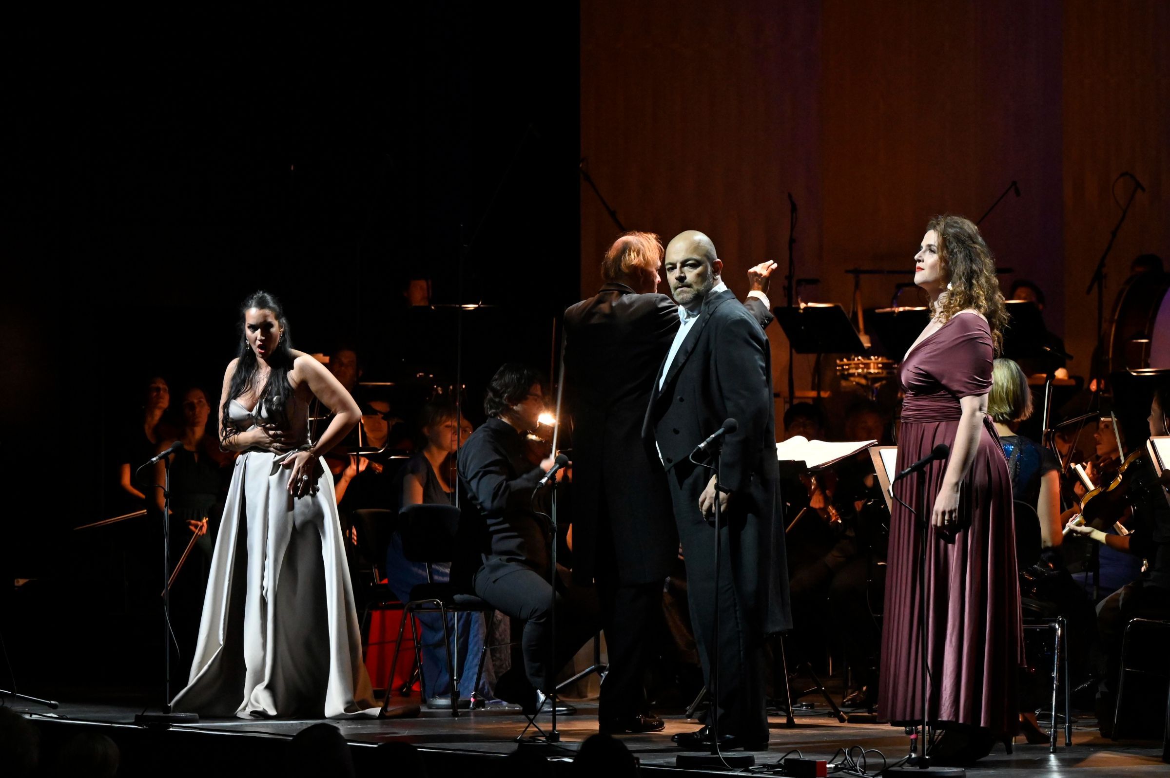 Carolina López Moreno (Santuzza), Giorgio Berrugi (Turiddu) und Eva Zaïcik (Lola) &copy; Andrea Kremper