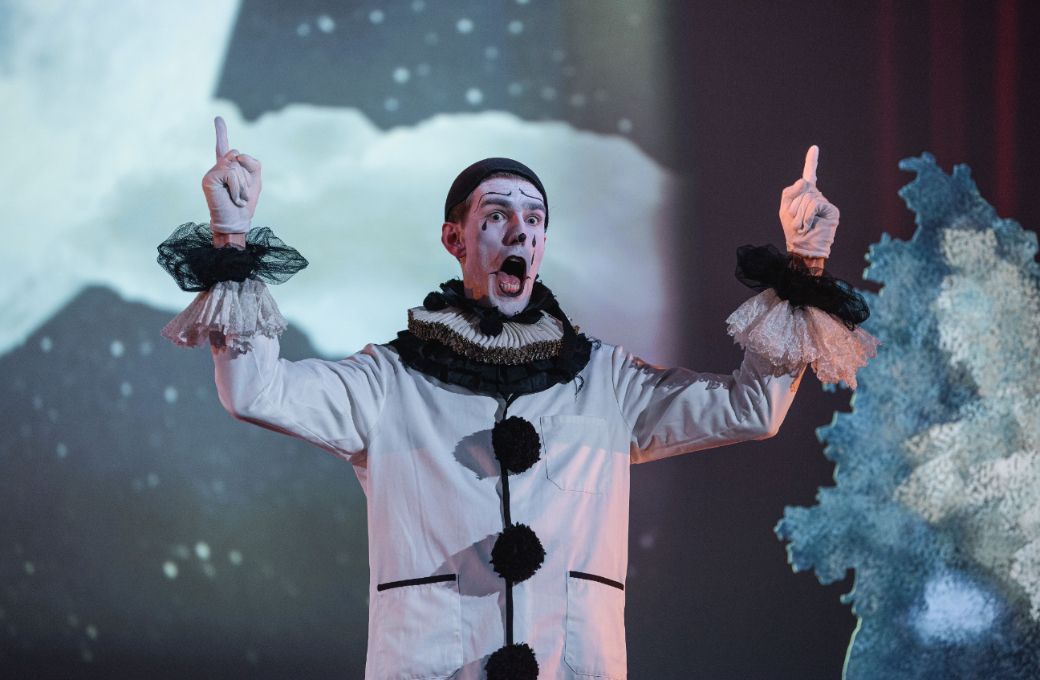 Jonathan Eyers (Pierrot) in <i>F&ecirc;te Galante</i> &copy; David Monteith-Hodge