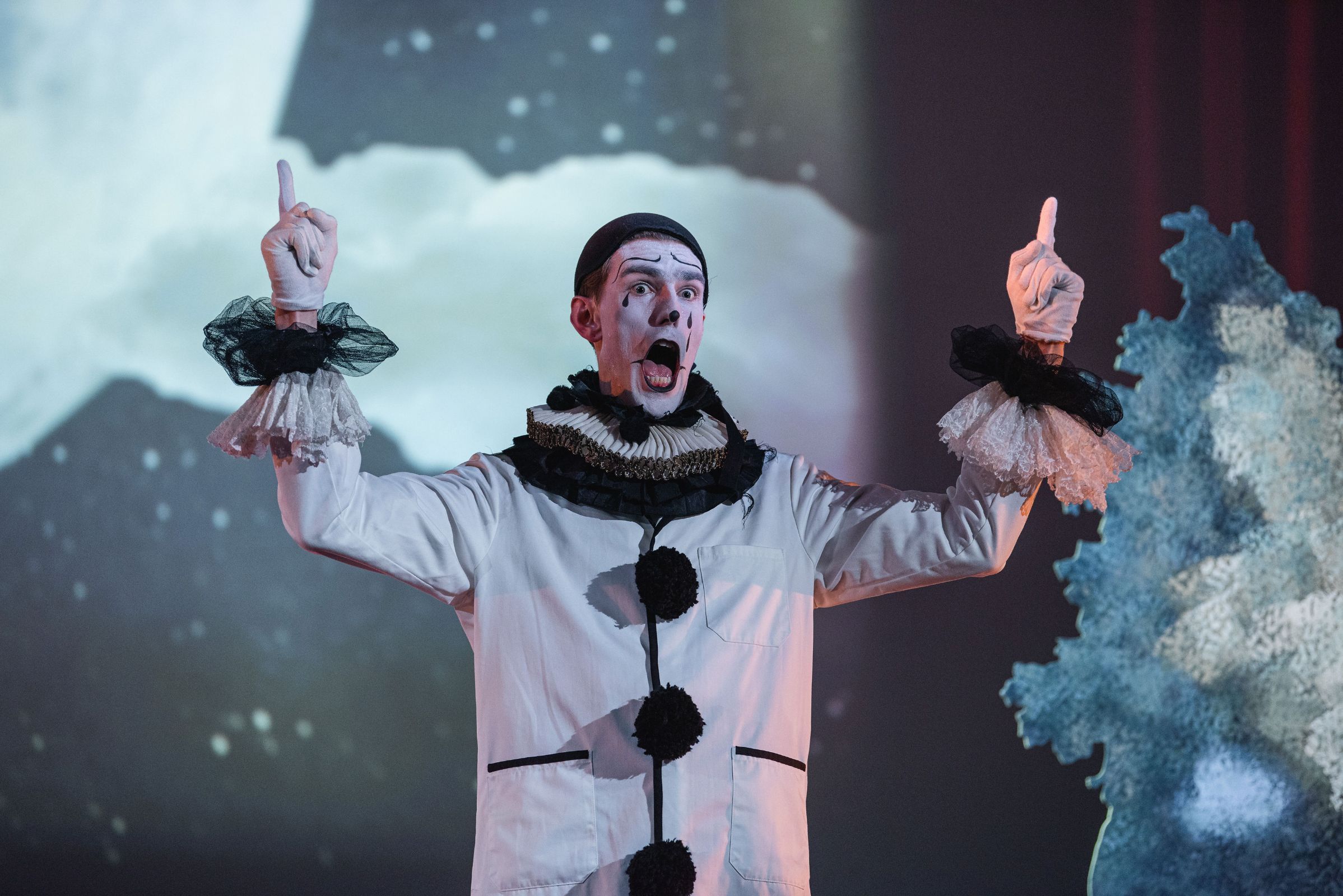 Jonathan Eyers (Pierrot) in <i>Fête Galante</i> &copy; David Monteith-Hodge