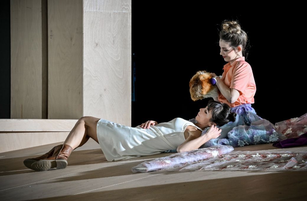 Corinne Winters (K&aacute;tya) and Ena Pongrac (Varvara) &copy; Marek Olbrzymek