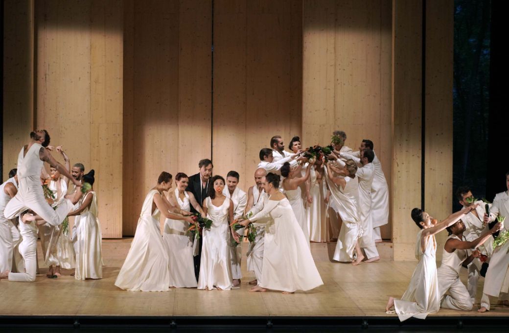 En el centro, Julie Roset (Euridice) y George Nigl (Orfeo) © Javier del Real | Teatro Real