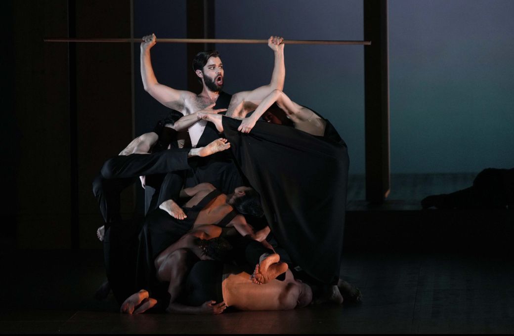 Alex Rosen (Caronte) rodeado de bailarines de la compañía de Sasha Waltz © Javier del Real | Teatro Real