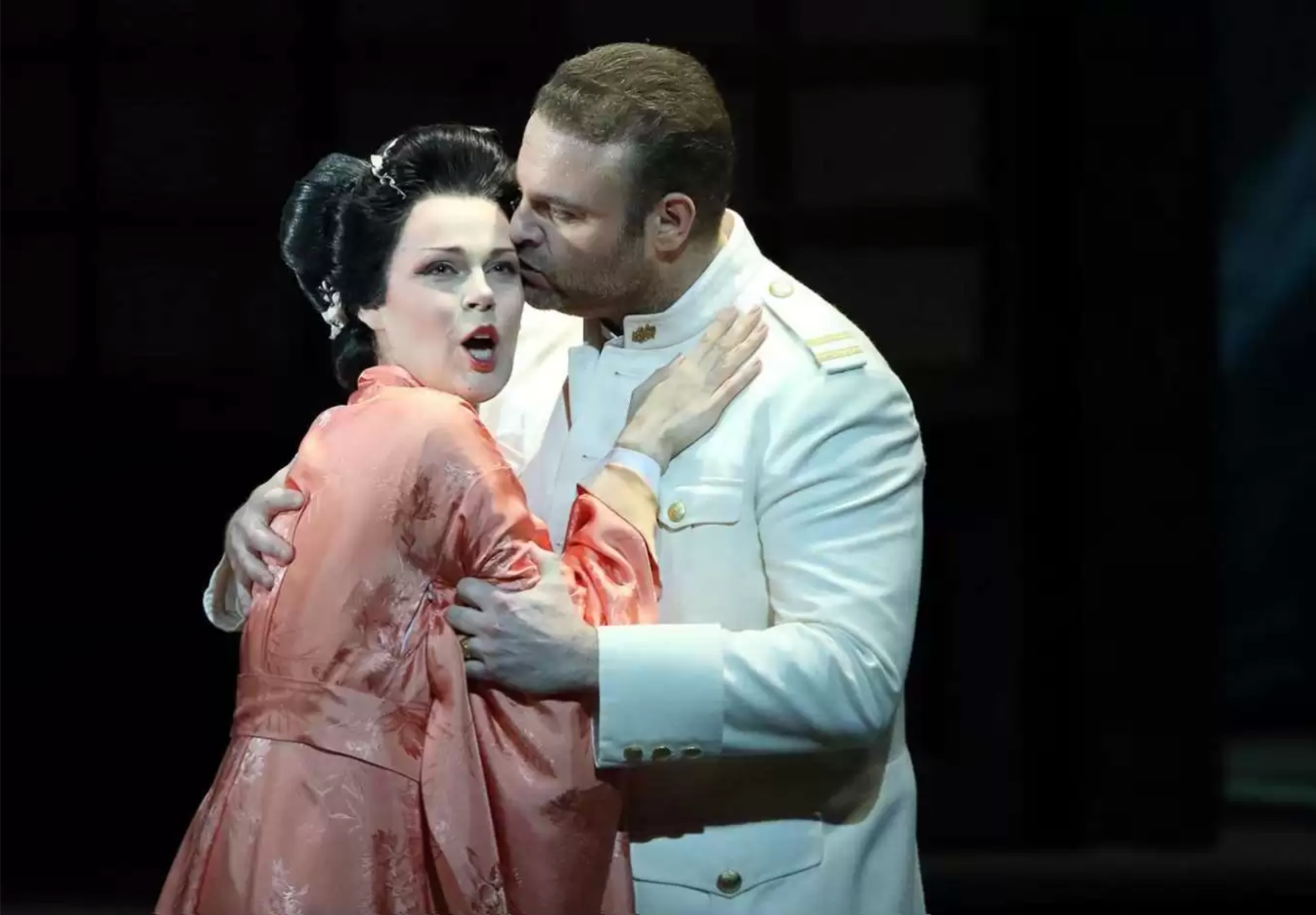 Kristine Opolais (Cio-Cio-San) and Joseph Calleja (Pinkerton) in <i>Madama Butterfly</i> © Wilfried Hösl | Bayerische Staatsoper