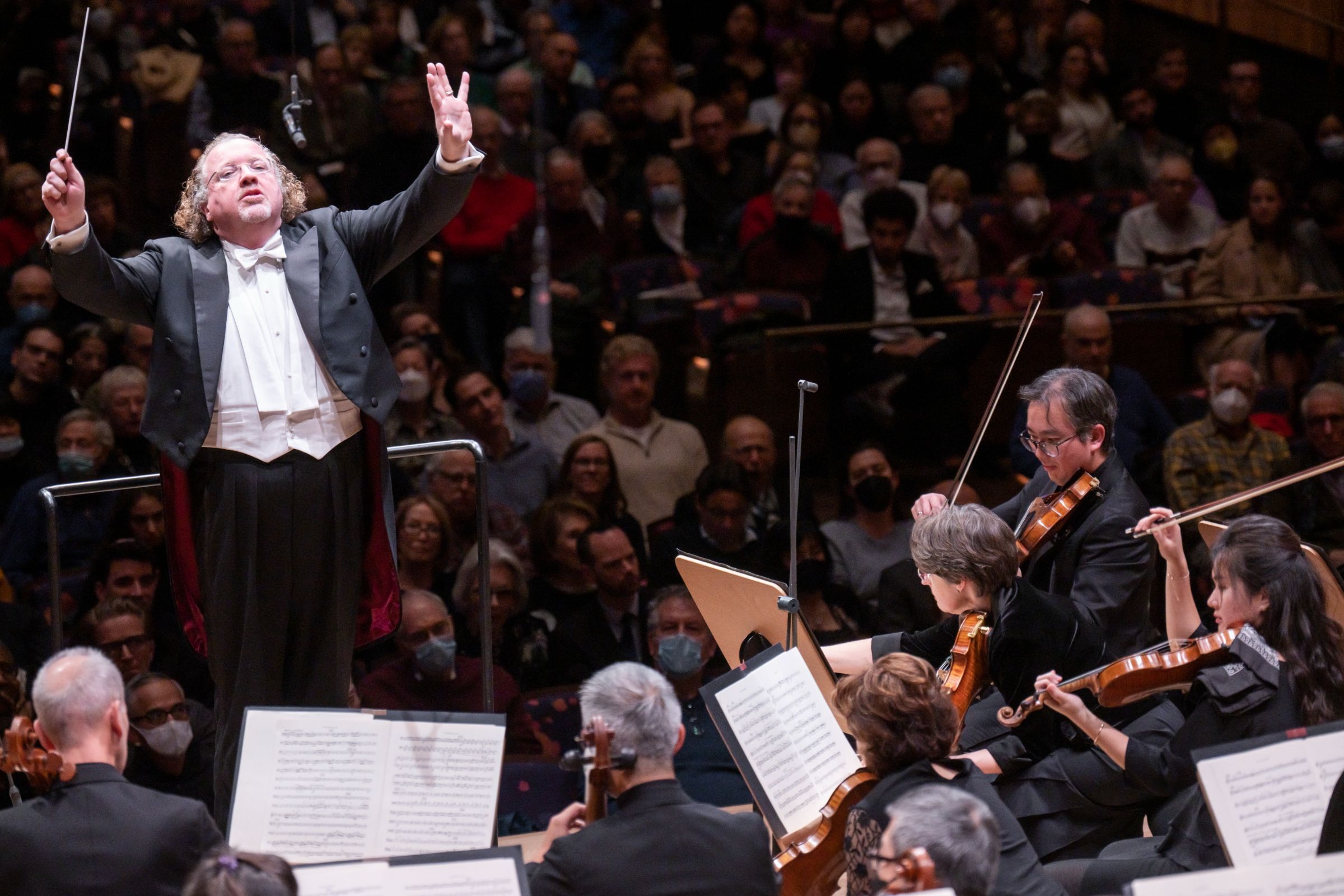 Stéphane Denève conducts the New York Philharmonic &copy; Chris Lee