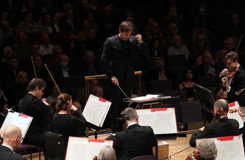 Clemens Schuldt conducts The Hallé &copy; Tom Stephens