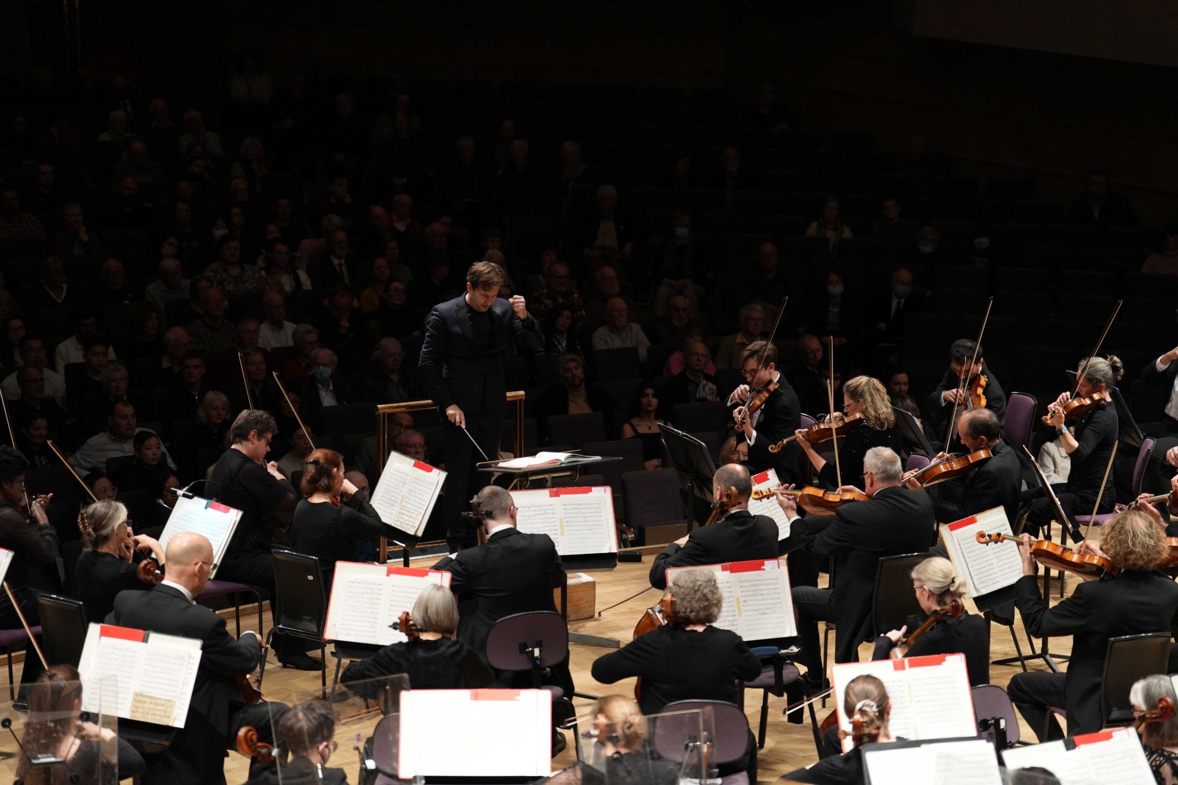 Clemens Schuldt conducts The Hallé &copy; Tom Stephens