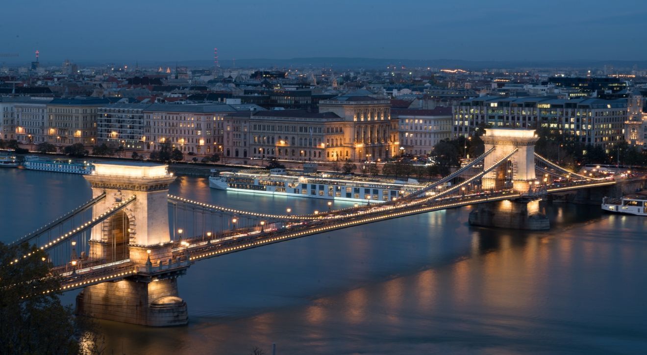 Chain Bridge &copy; David Karlin | Bachtrack Ltd