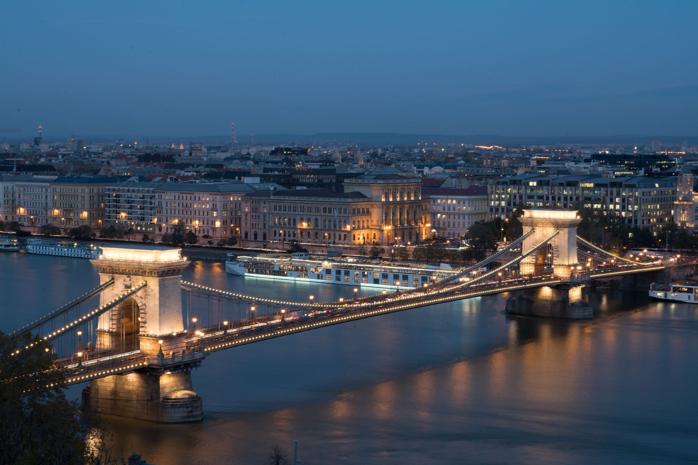 Chain Bridge &copy; David Karlin | Bachtrack Ltd