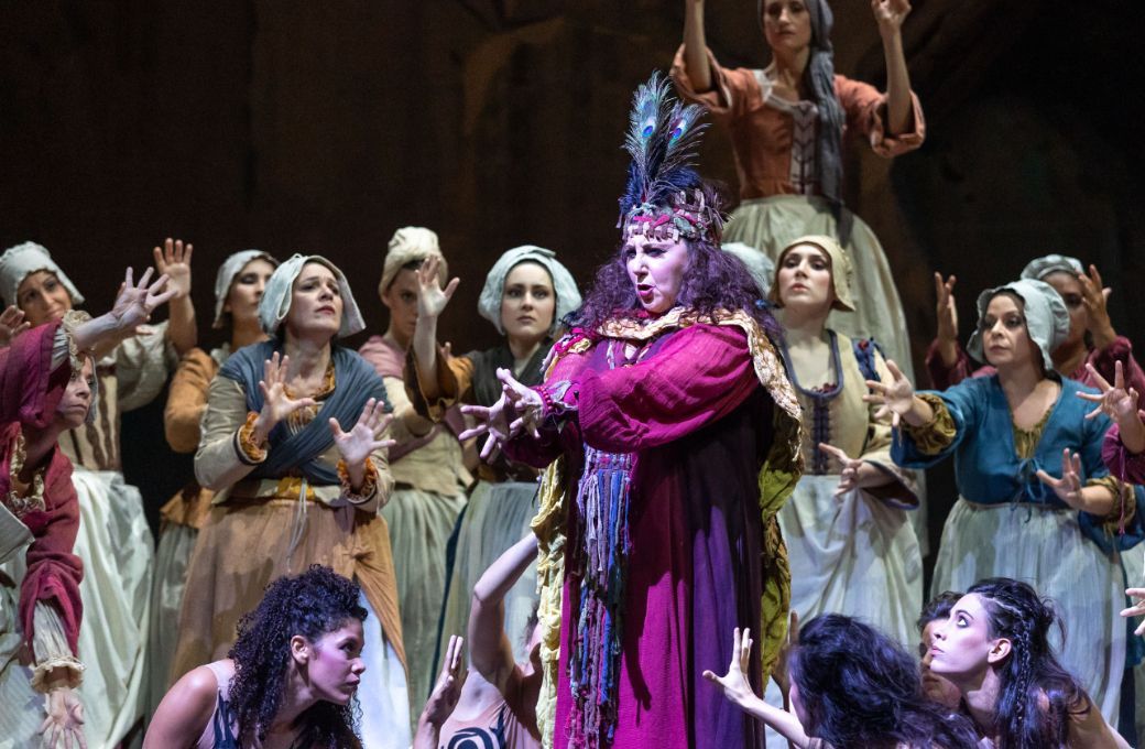 La contralto Enkelejda Shkoza en el papel de Ulrica © Auditorio de Tenerife | Miguel Barreto