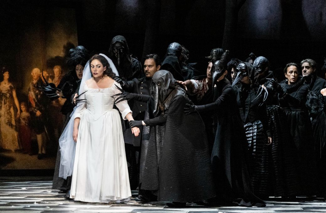 Ailyn P&eacute;rez (Elisabetta) and chorus &copy; Luciano Romano