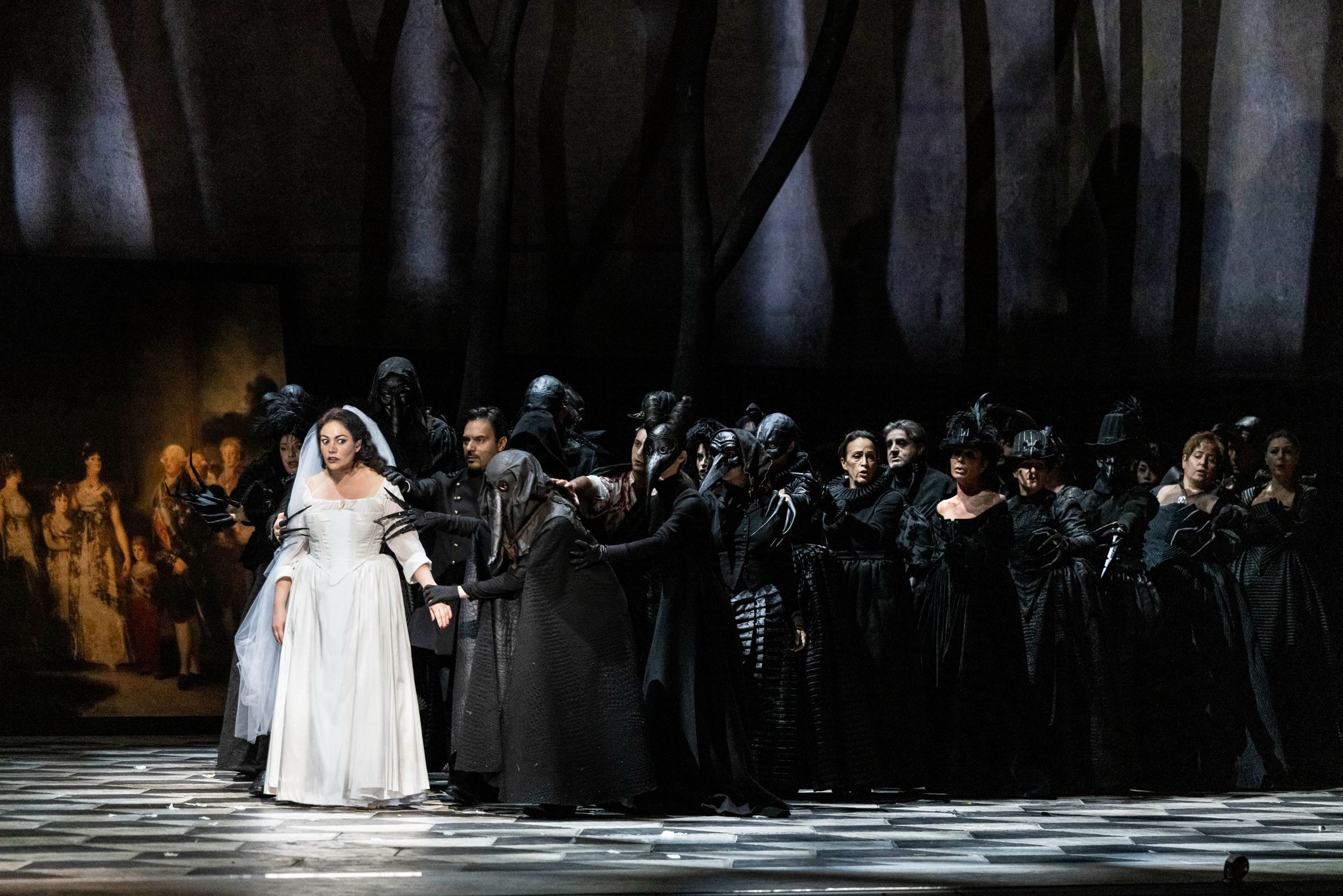Ailyn Pérez (Elisabetta) and chorus &copy; Luciano Romano