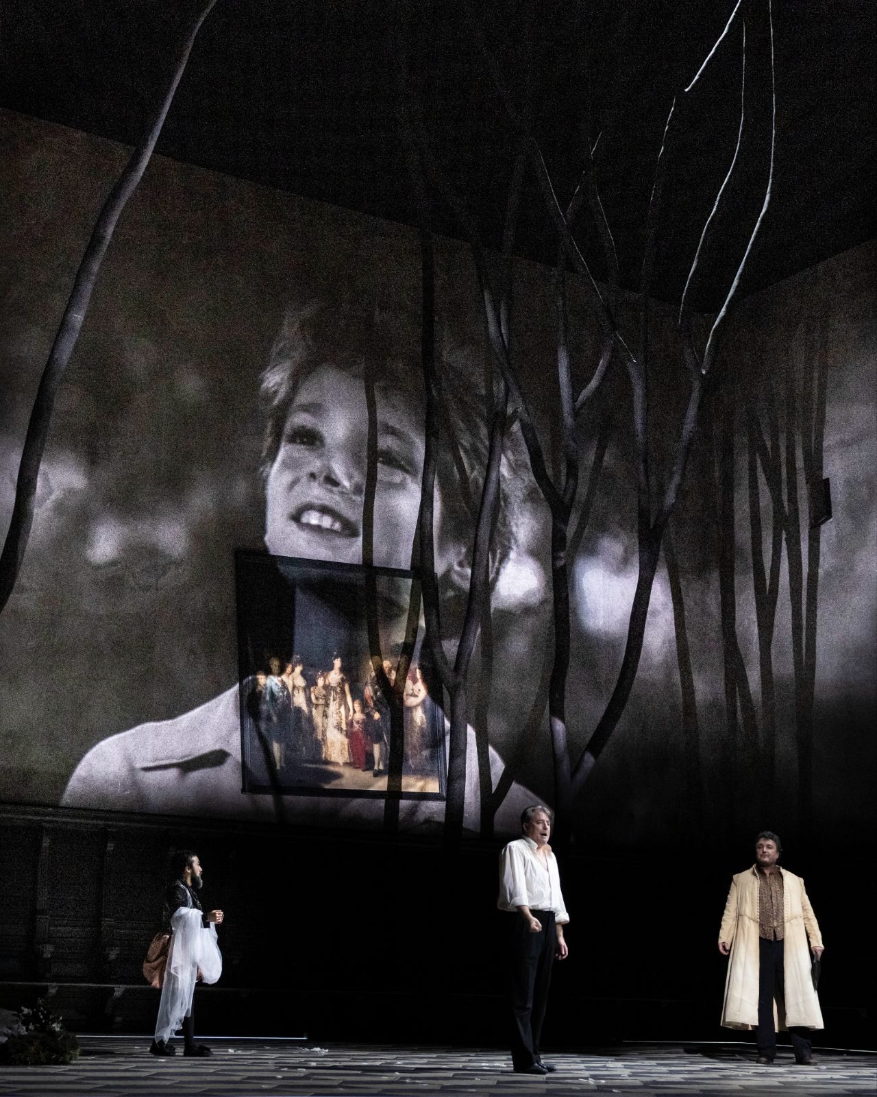 Fabián Augusto Gómez (Jester), Matthew Polenzani (Don Carlo) and Ludovic Tézier (Posa) &copy; Luciano Romano