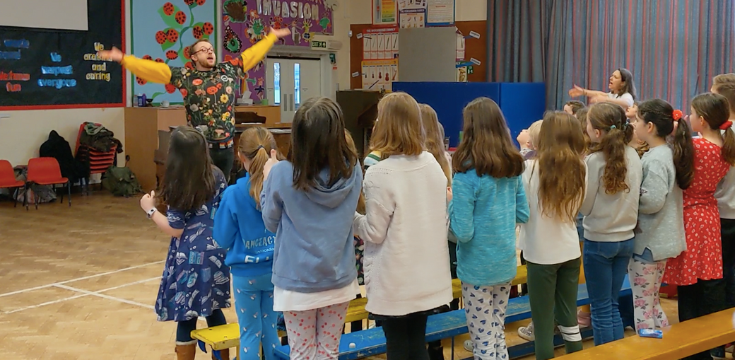 Alex Paxton conducting a children’s choir © Alex Paxton