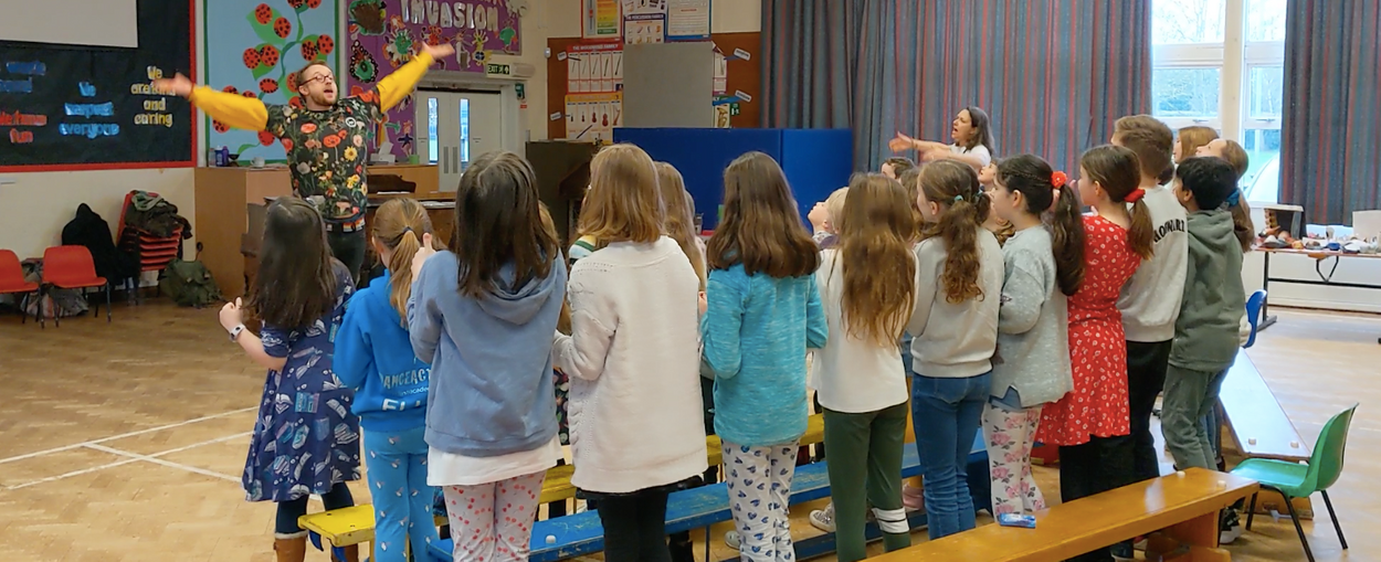 Alex Paxton conducting a children’s choir © Alex Paxton