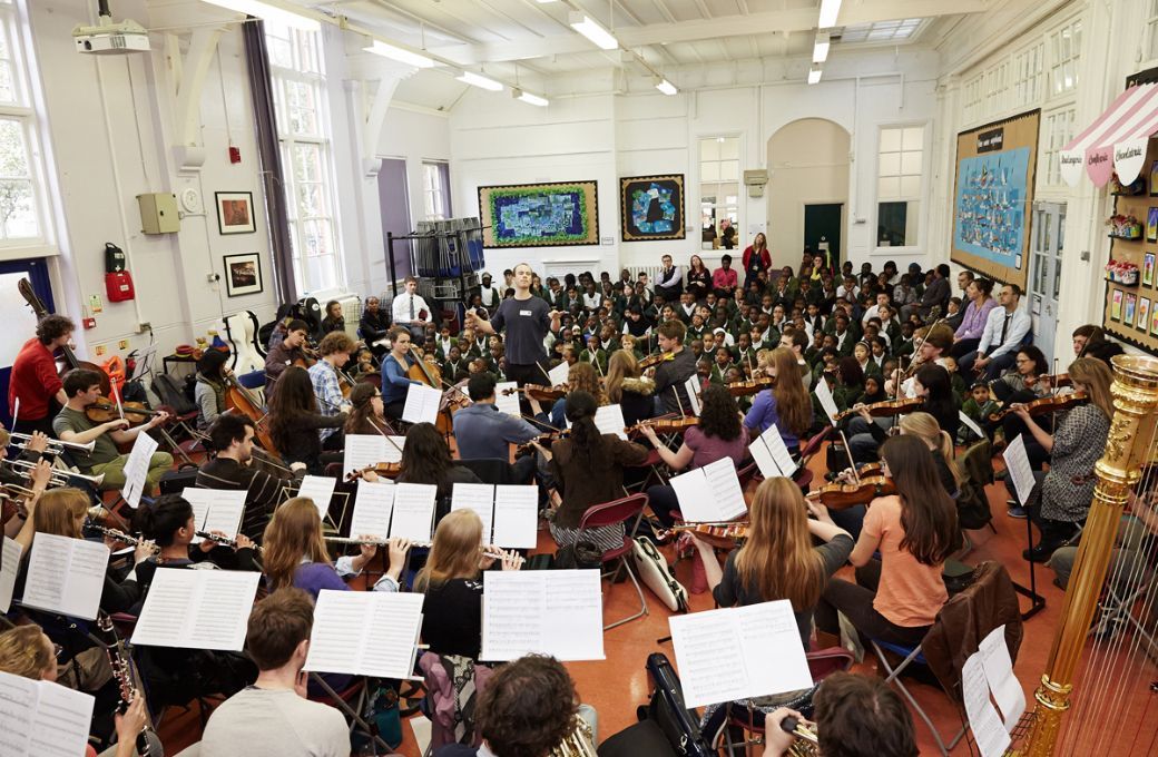 Multi-Story Orchestra visiting a school © Ambra Vernuccio