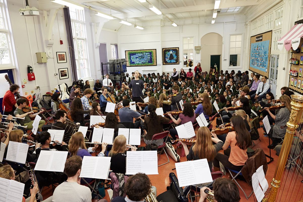 Multi-Story Orchestra visiting a school © Ambra Vernuccio