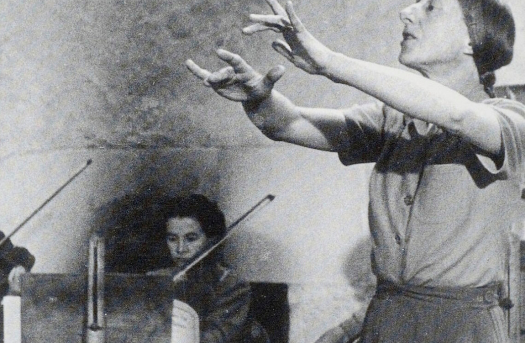 Imogen Holst conducting at Dartington Summer School © Britten Pears Archive