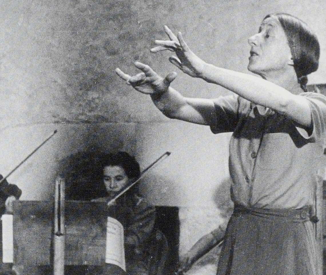 Imogen Holst conducting at Dartington Summer School © Britten Pears Archive