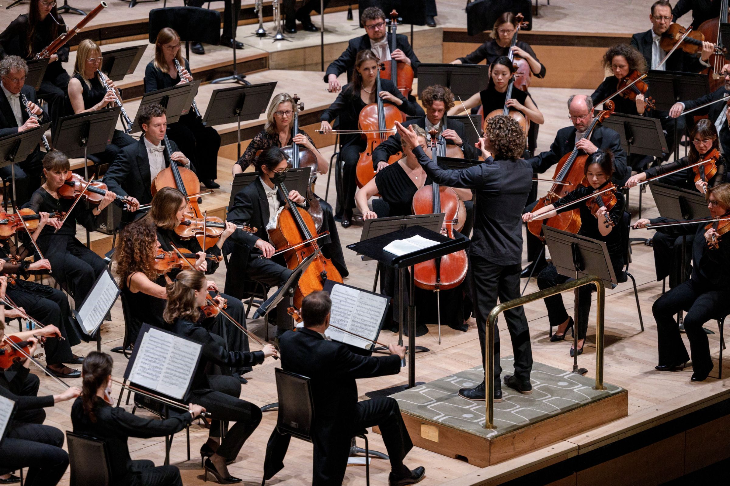 Robin Ticciati and the London Philharmonic Orchestra &copy; London Philharmonic Orchestra