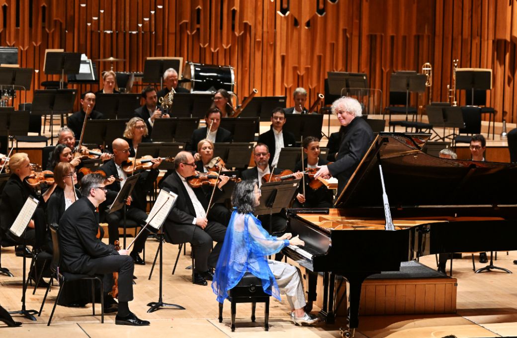 Mitsuko Uchida, Sir Simon Rattle and the London Symphony Orchestra © Barbican | Mark Allan