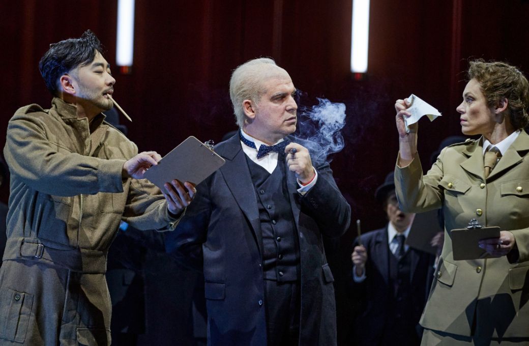 Wonyong Kang (Max), Nicolai Karnolsky (Churchill) und Emily Newton (Joan) © Ludwig Olah