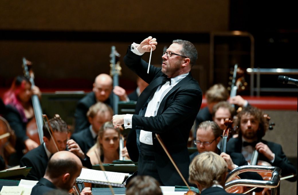 John Wilson conducts the Sinfonia of London © Chris Christodoulou