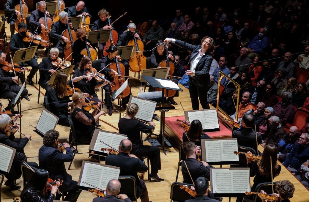 Nathalie Stutzmann conducts The Philadelphia Orchestra &copy; Jeff Fusco