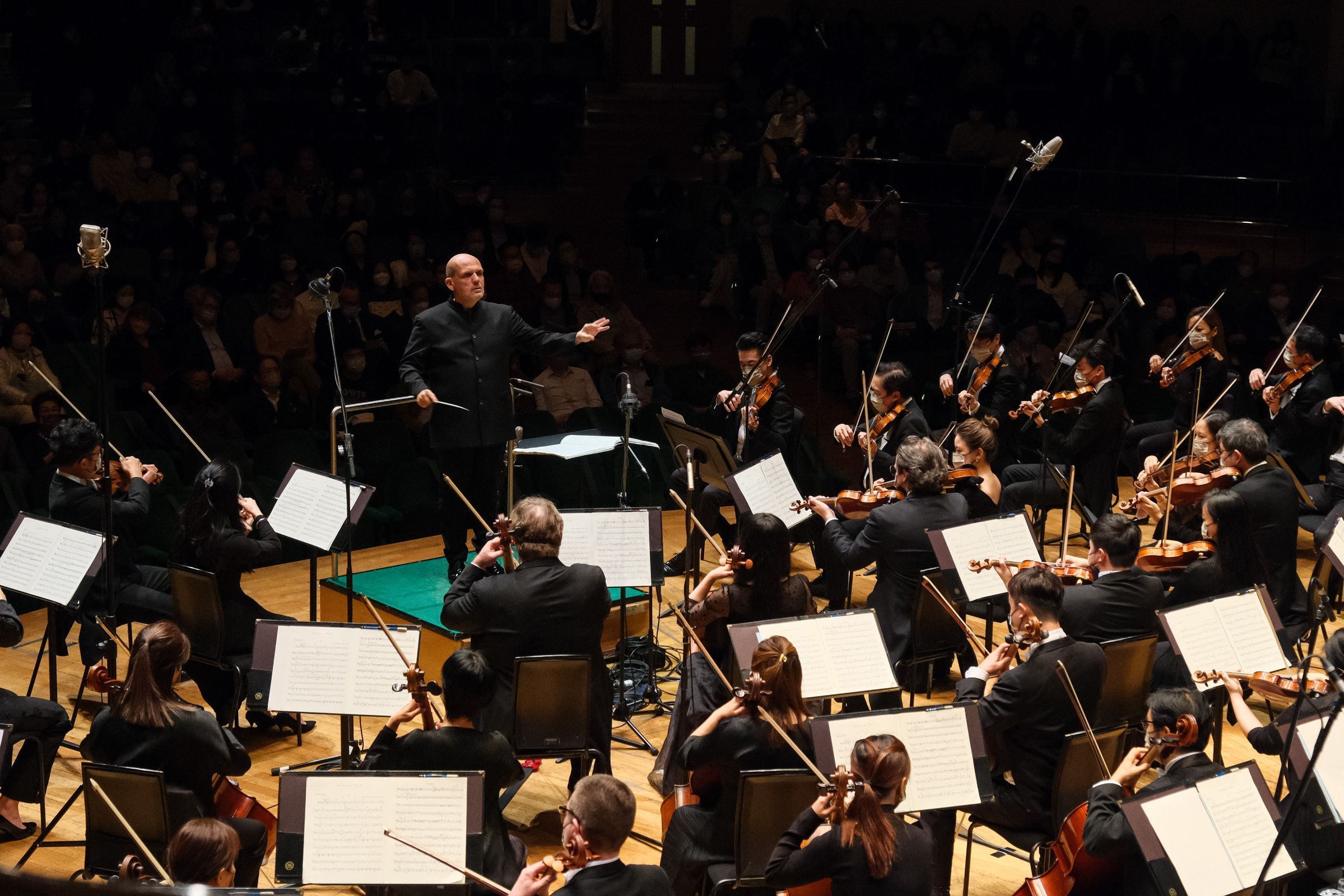 Jaap van Zweden conducts the Hong Kong Philharmonic © Ka Lam | HK Phil