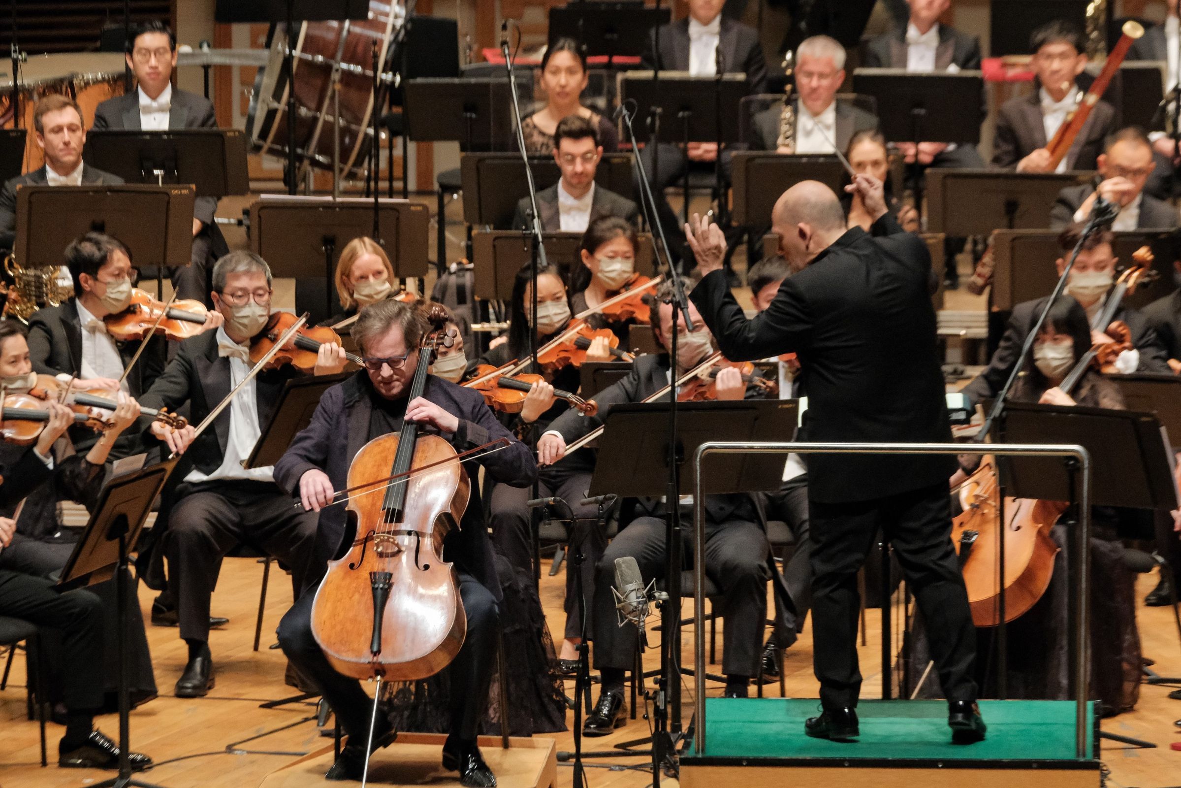 Jan Vogler, Jaap van Zweden and the Hong Kong Philharmonic © Ka Lam | HK Phil