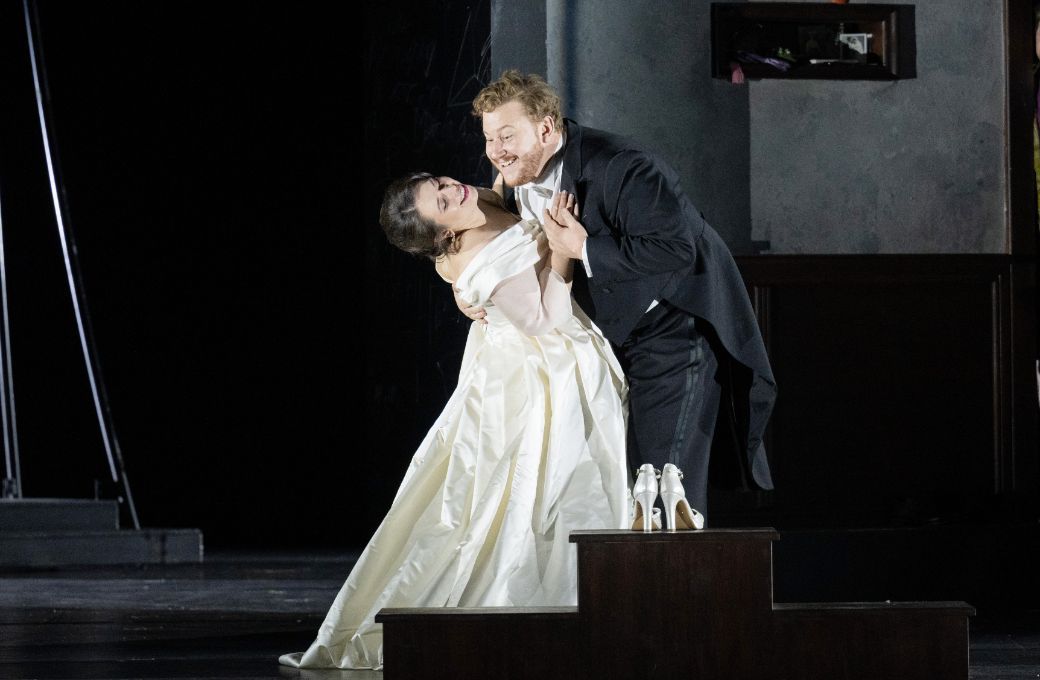 Magdalena Hinterdobler (Eva) und Nicholas Brownlee (Hans Sachs) &copy; Monika Rittershaus