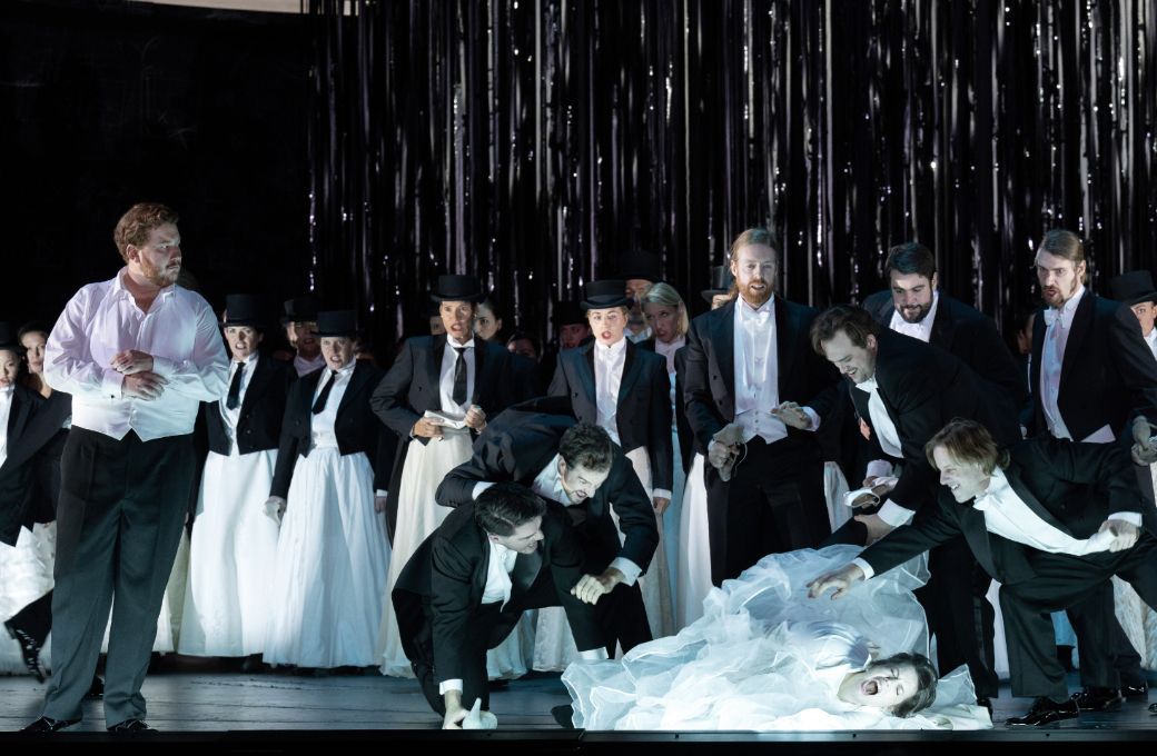Nicholas Brownlee (Hans Sachs) und Magdalena Hinterdobler (Eva) sowie die Meister und Ensemble &copy; Monika Rittershaus