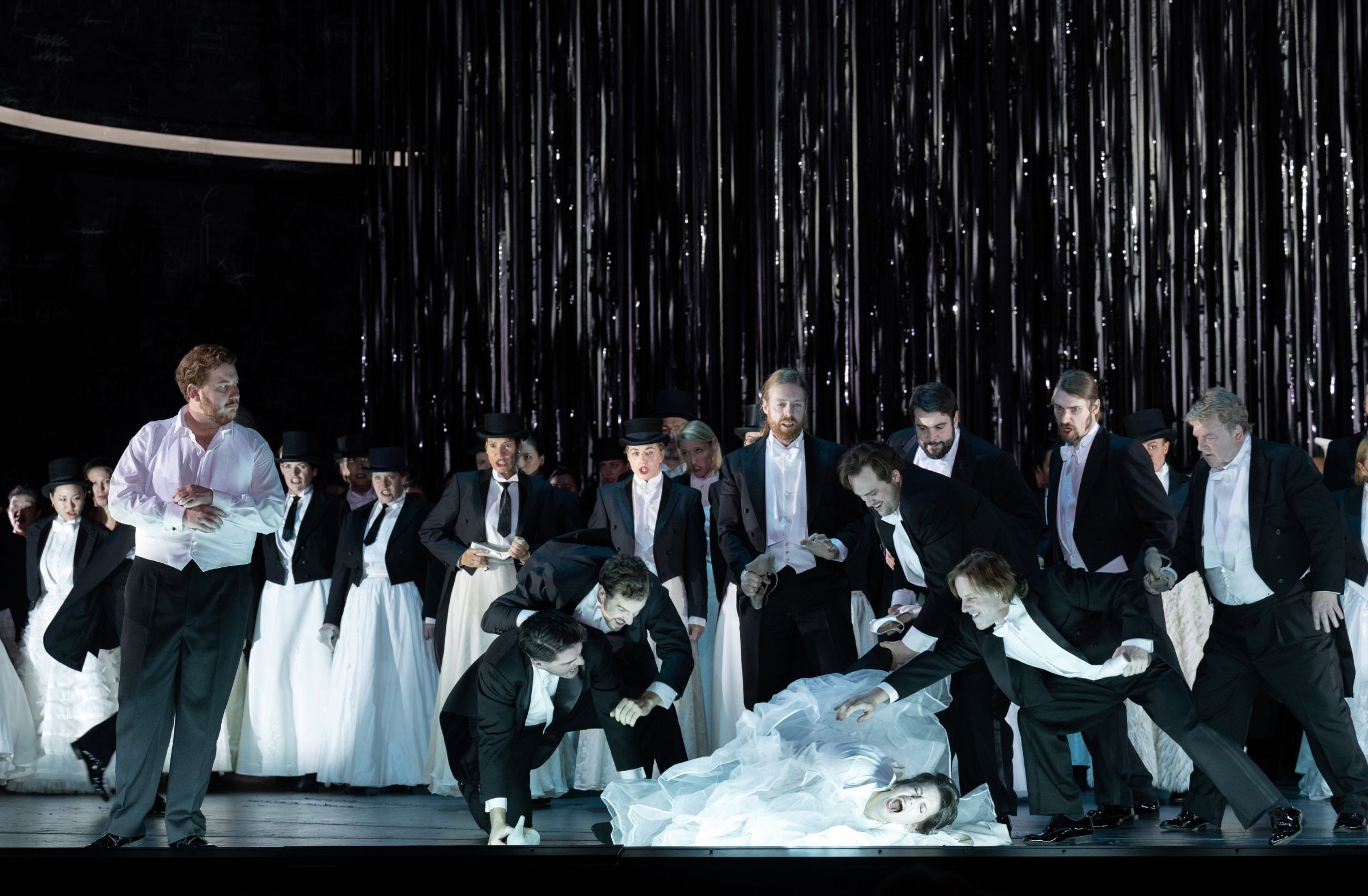 Nicholas Brownlee (Hans Sachs) und Magdalena Hinterdobler (Eva) sowie die Meister und Ensemble &copy; Monika Rittershaus