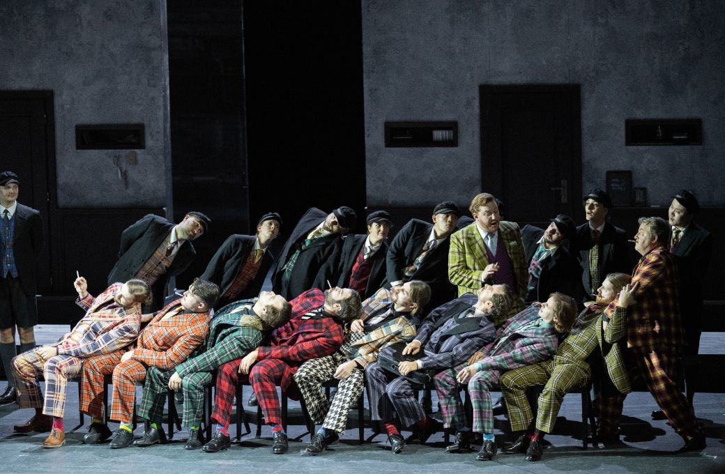 Nicholas Brownlee (Hans Sachs) mit den Lehrbuben sowie den Meistern &copy; Monika Rittershaus