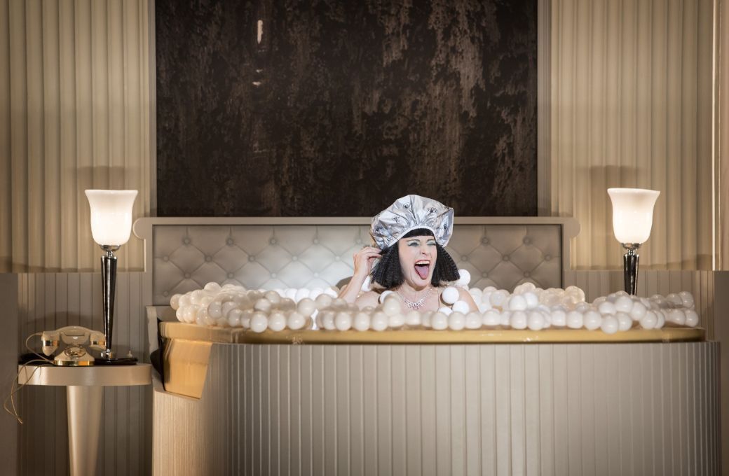 <i>Les Perles de Cl&eacute;op&acirc;tre</i> au Komische Oper &copy; Iko Freese / drama-berlin.de