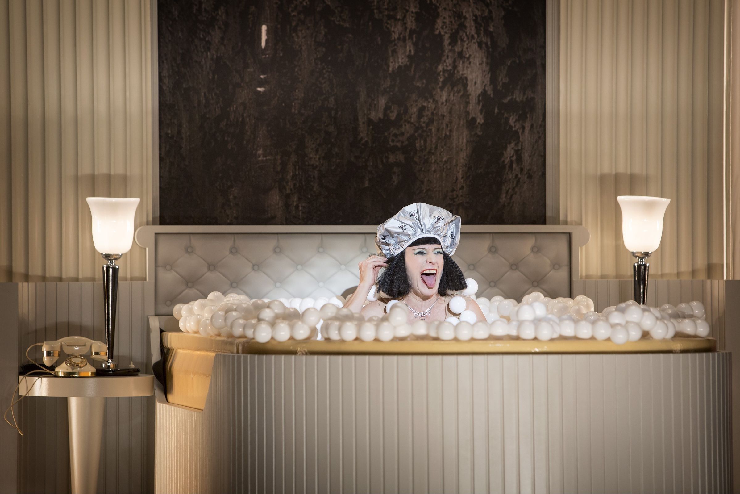 <i>Les Perles de Cléopâtre</i> au Komische Oper &copy; Iko Freese / drama-berlin.de