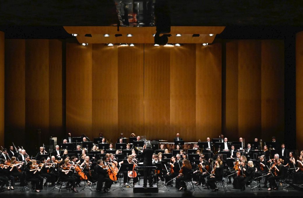 Vladimir Jurowski dirigiert das London Philharmonic Orchestra &copy; Andrea Kremper