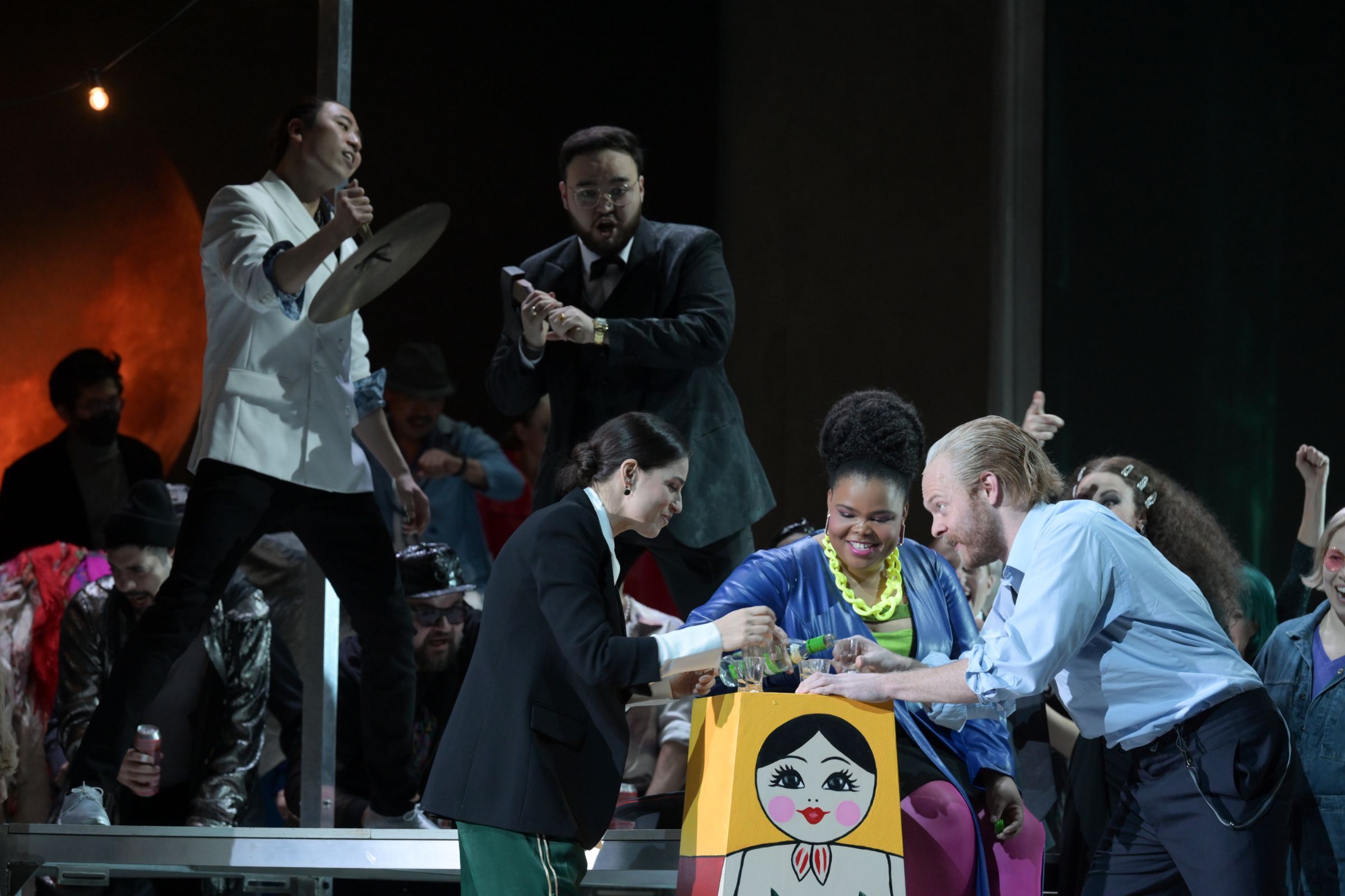 Asmik Grigorian (Nastasja), Nombulelo Yende (Polja) und Iain MacNeil (Der Fürst) &copy; Barbara Aumüller