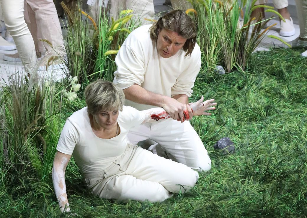 Johanni van Oostrum (Elsa) und Klaus Florian Vogt (Lohengrin) © Wilfried Hösl