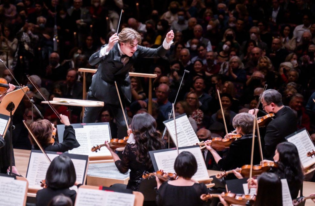 Klaus Mäkelä conducts the New York Philharmonic © Chris Lee