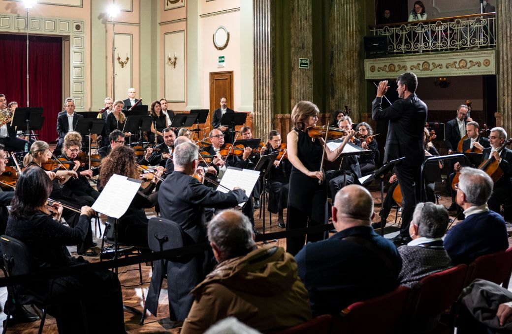 La violinista Birgit Kolar y el director Rubén Gimeno junto a la Real Filharmonía de Galicia © Real Filharmonía de Galicia