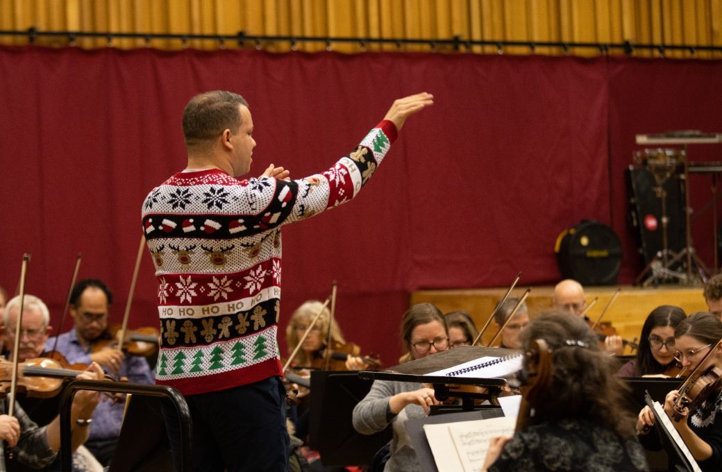 Ryan Bancroft rehearses the BBC National Orchestra of Wales © BBC National Orchestra of Wales