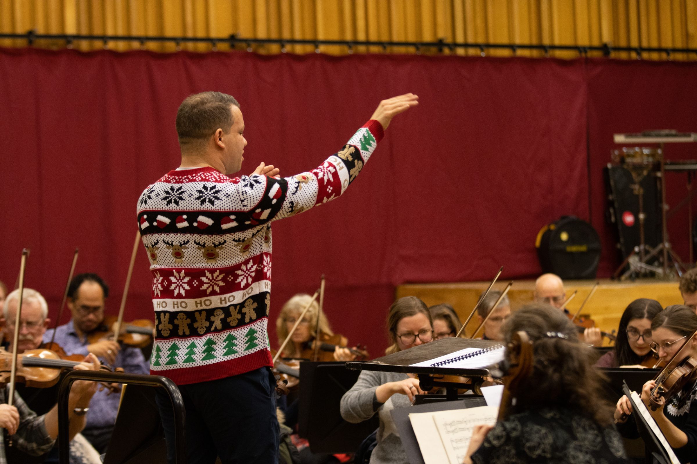 Ryan Bancroft rehearses the BBC National Orchestra of Wales © BBC National Orchestra of Wales