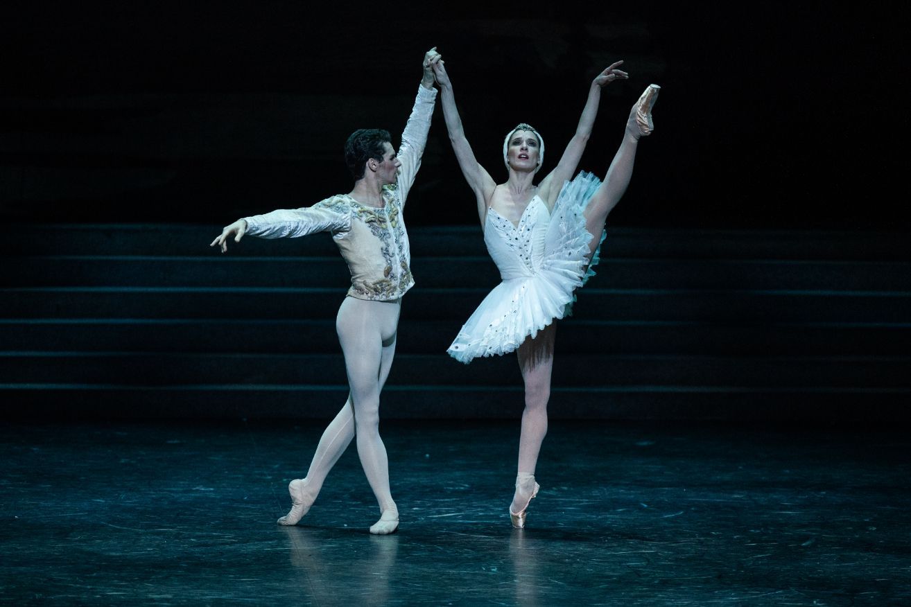 Paul Marque et Valentine Colasante dans <i>Le Lac des cygnes</i> &copy; Yonathan Kellerman / Opéra national de Paris