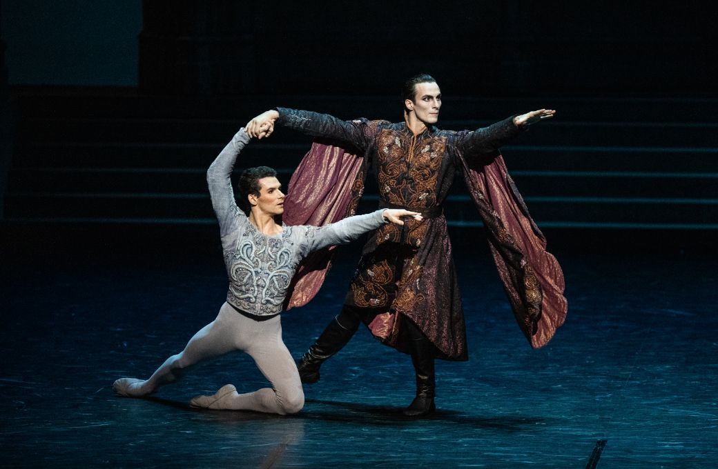 Paul Marque et J&eacute;r&eacute;my-Loup Quer dans <i>Le Lac des cygnes</i> &copy; Yonathan Kellerman / Op&eacute;ra national de Paris